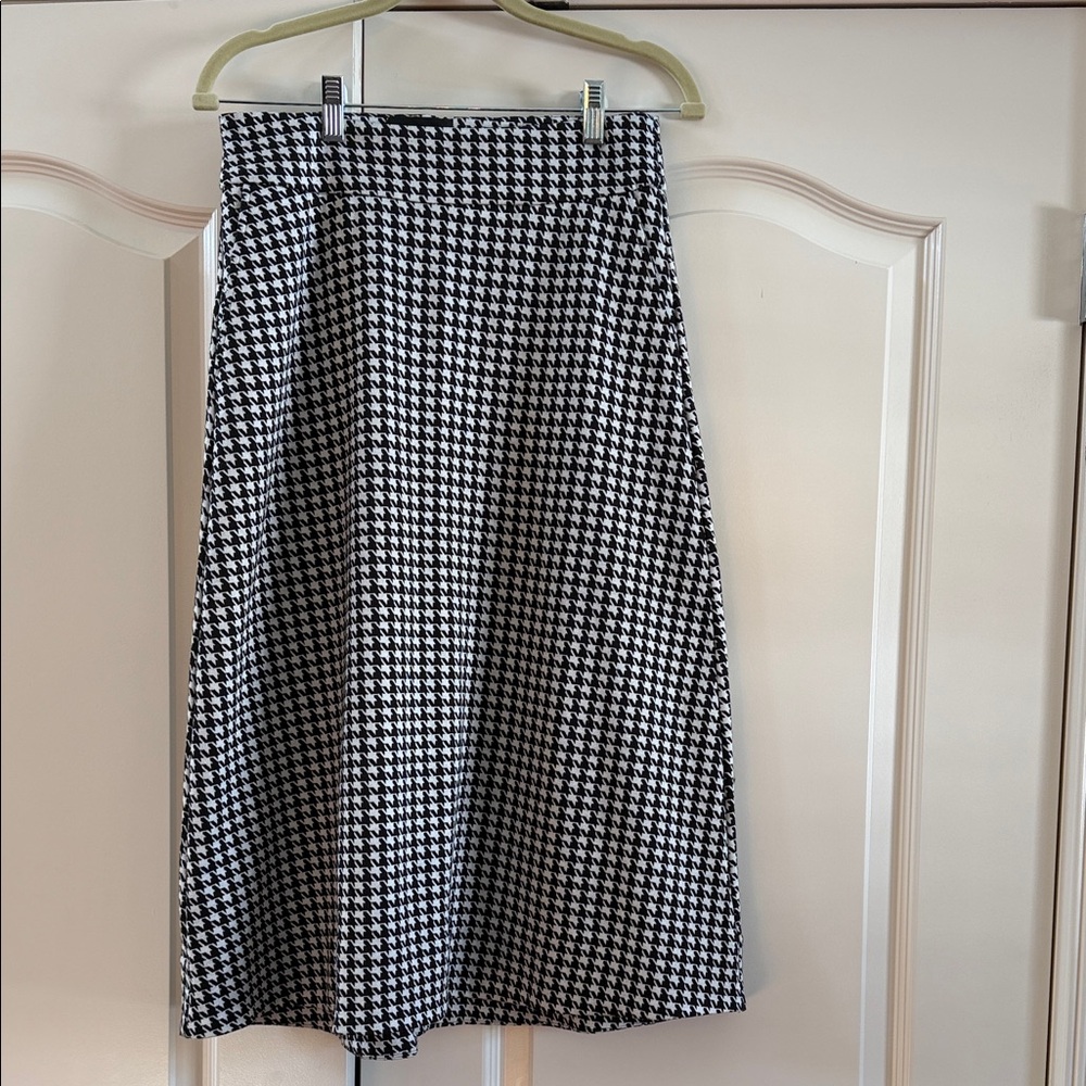 CAbi Style # 4023  Black and White Houndstooth A-Line Skirt size 4